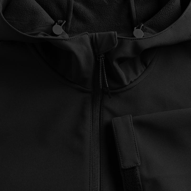 Detailaufnahme der Kapuze der schwarzen Softshell-Jacke mit Kordelzug, robustem Reißverschluss und weichem Fleece-Innenfutter