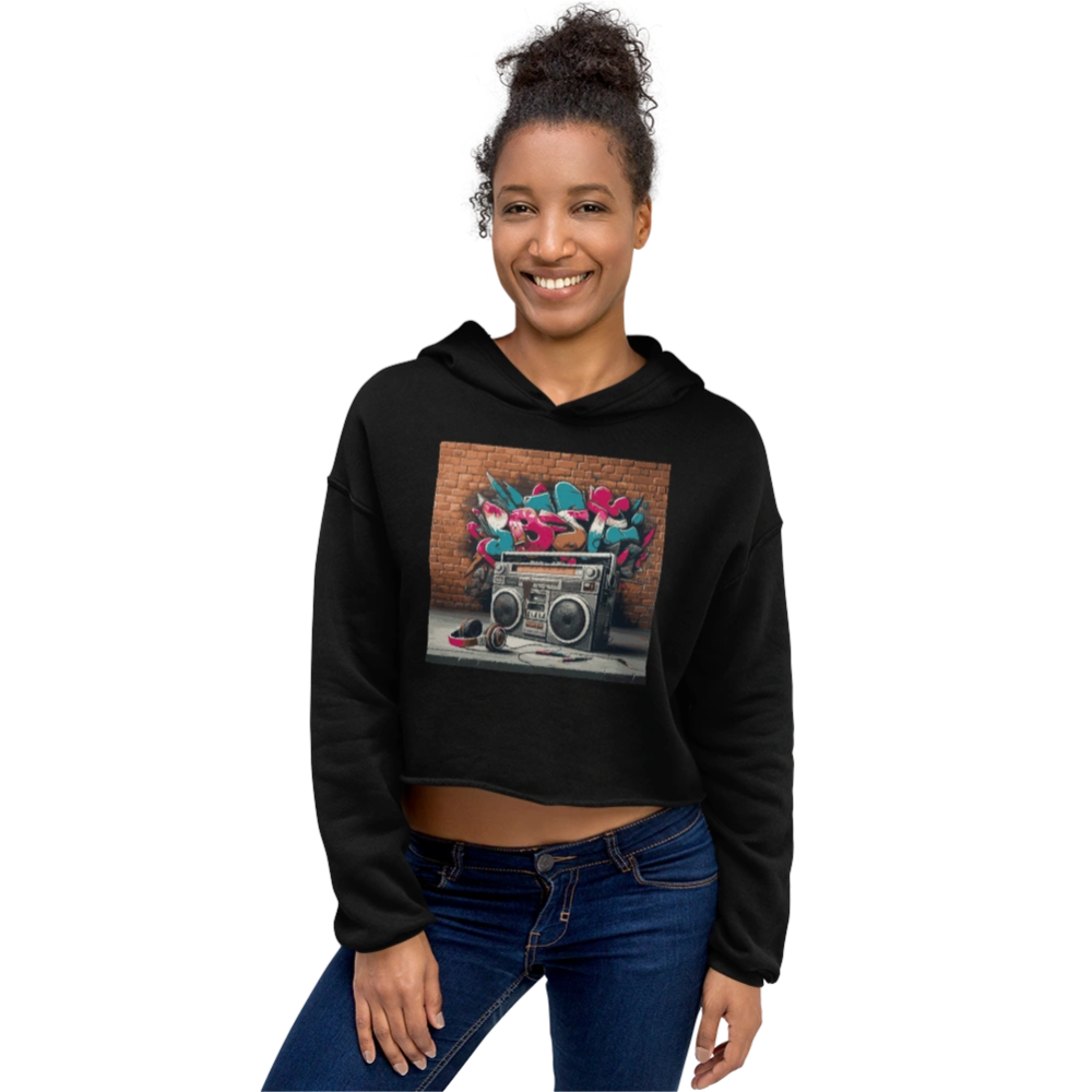 Lächelnde Frau in schwarzem Cropped-Hoodie mit buntem Graffiti-Design und Boombox, ideal für einen urbanen und sportlichen Look