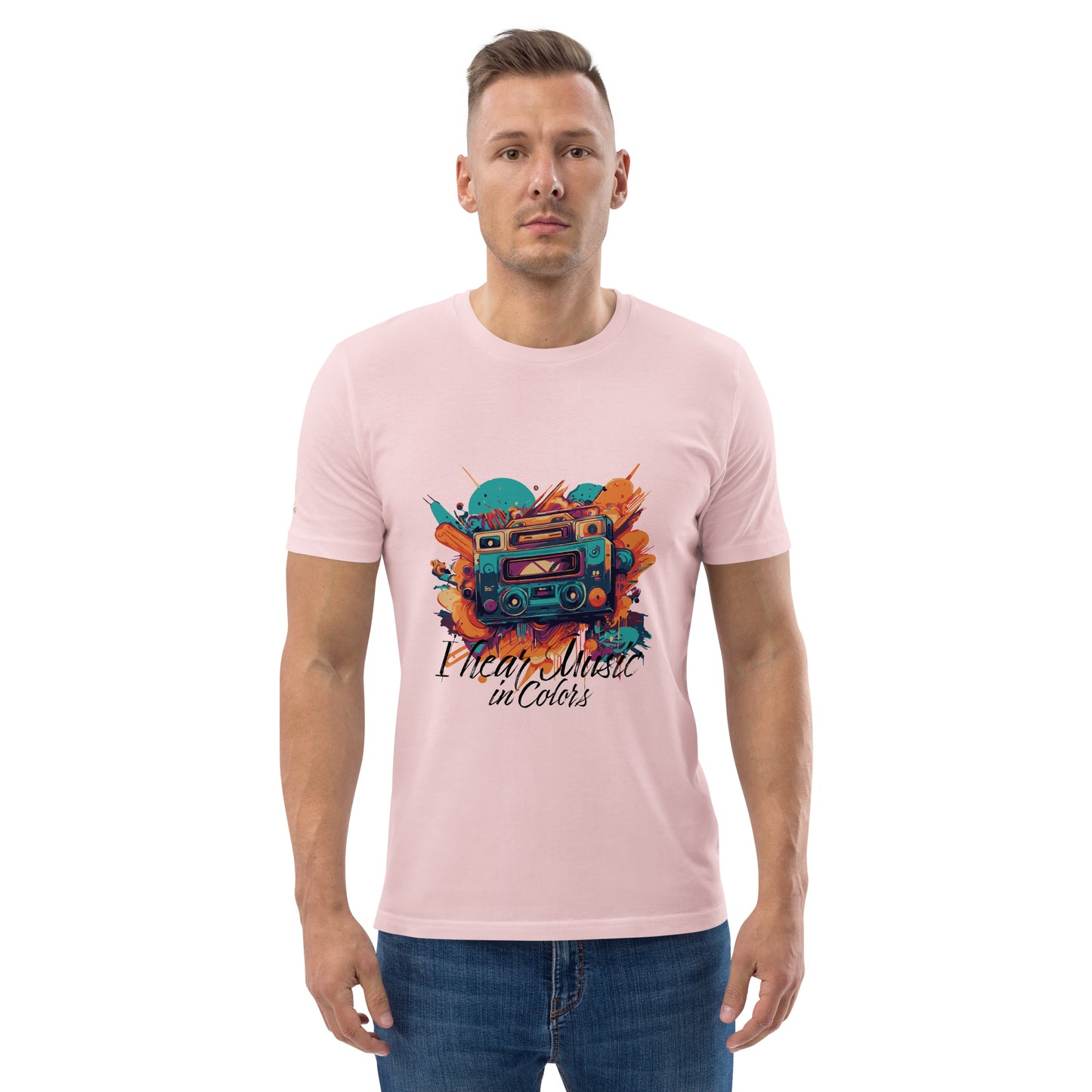 Das Model trägt selbstbewusst das Premium-T-Shirt mit dem Musik-Design. Farbe Cotton Pink