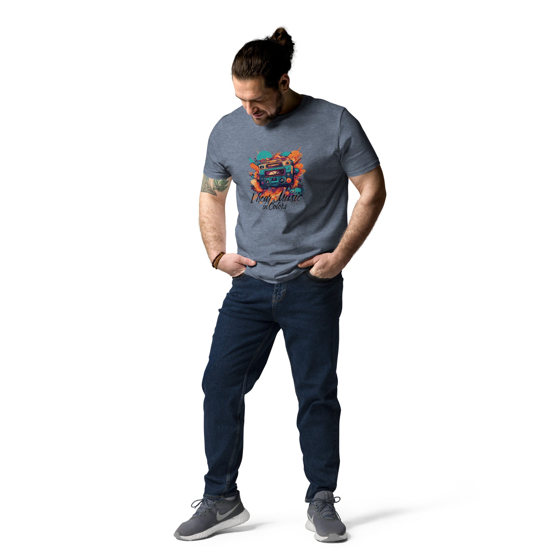 Model trägt glücklich ein Dark Heather Blue MusikD-Design-T-Shirt. Ein Design von profit-minds.de