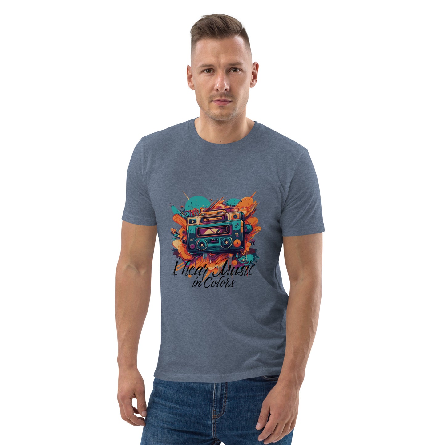 Mann trägt ein T-Shirt mit Musik-Design, Farbe Dark Heather Blue