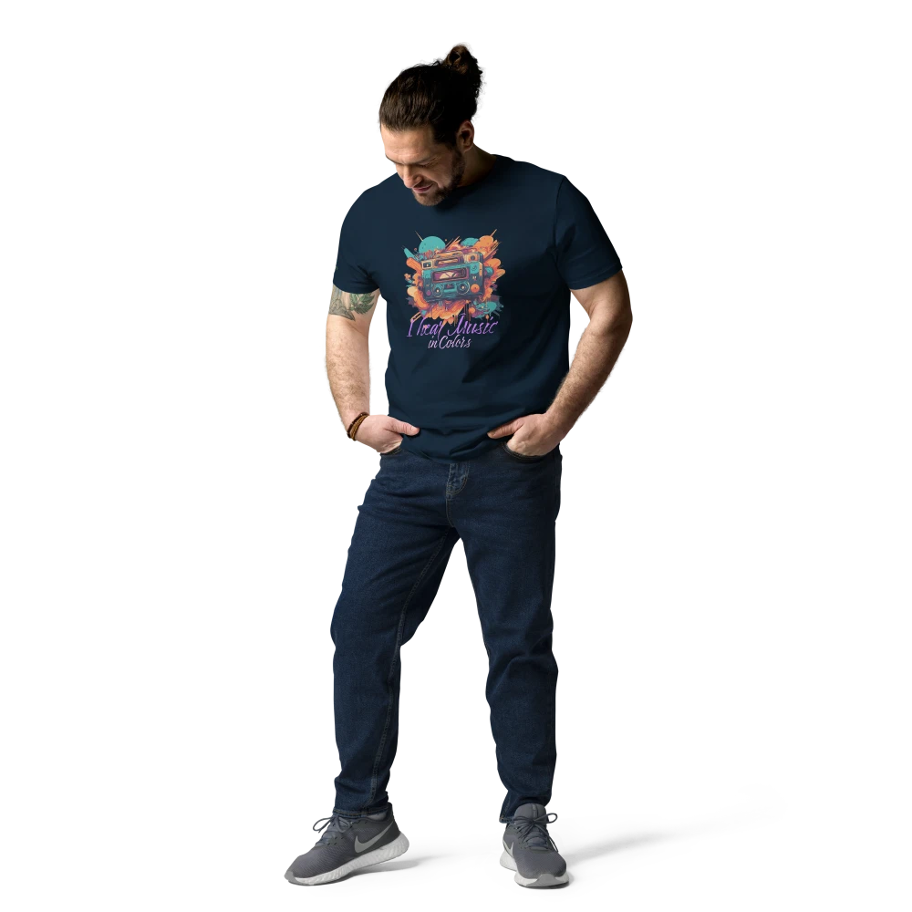 Modell trägt ein T-Shirt mit farbenfrohem Kassettenmotiv, ideal für Liebhaber nachhaltiger Mode