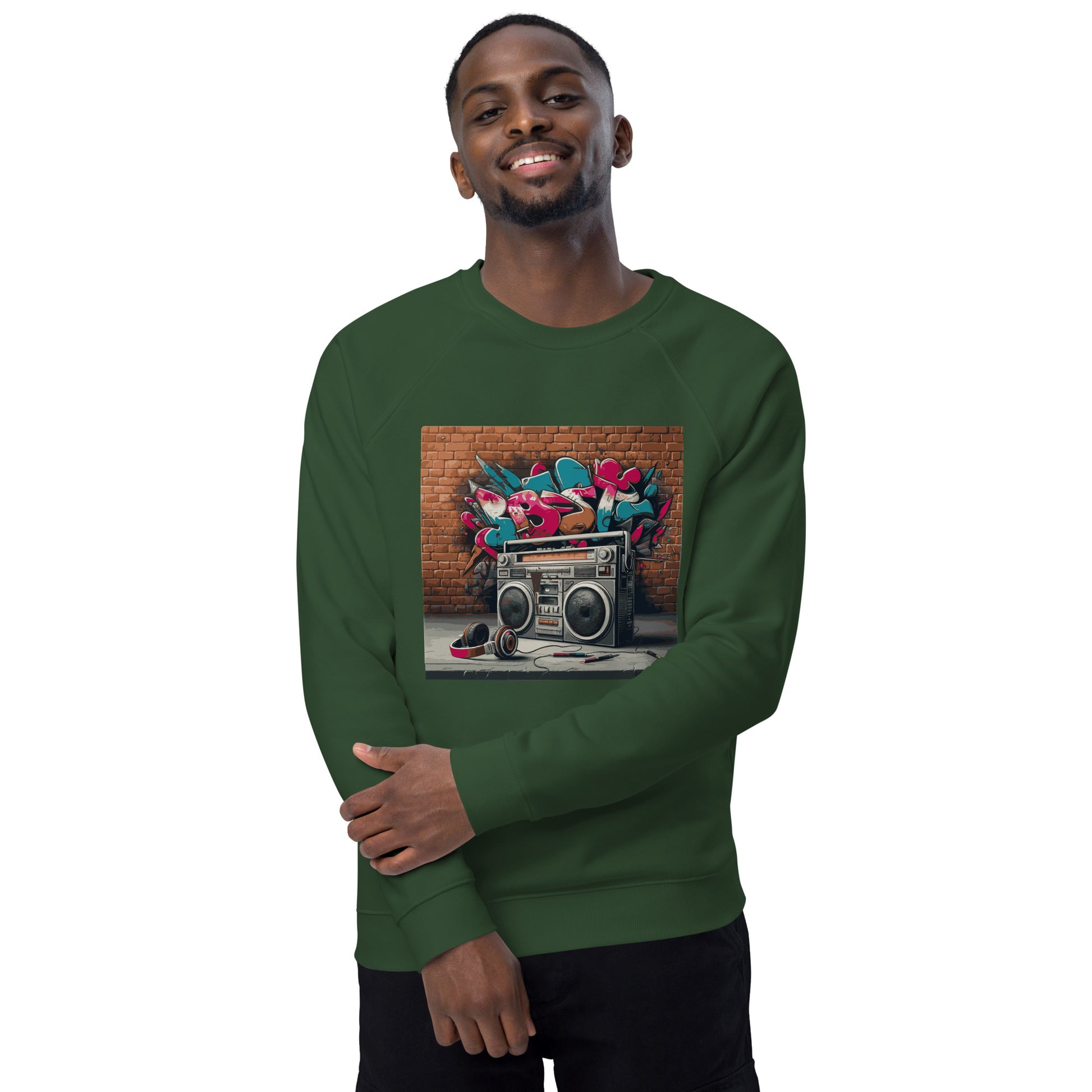 Model trägt gerne einen Unisex-Bio-Raglan-Pullover mit Boombox-Design. Bottle green Farbe