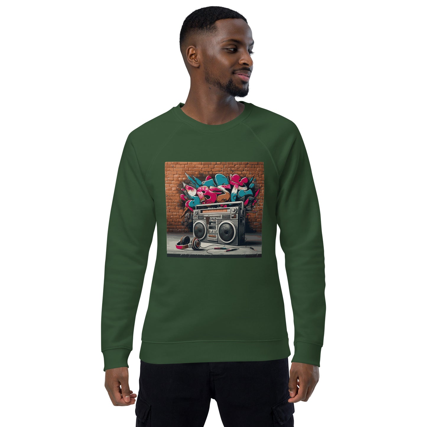 Männliches Model trägt Unisex-Bio-Raglan-Pullover mit Boombox-Design. Bottle green Farbe