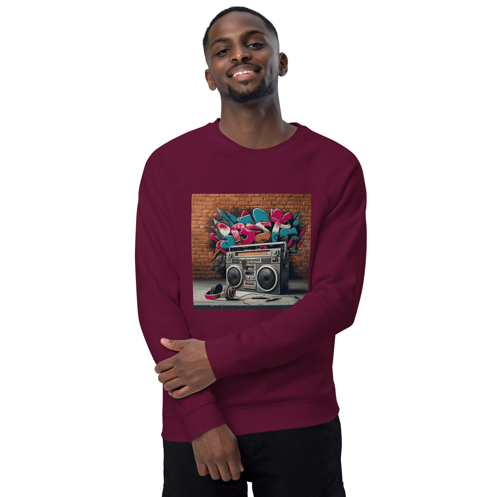 Model trägt gerne einen Unisex-Bio-Raglan-Pullover mit Boombox-Design. Burgundy Farbe