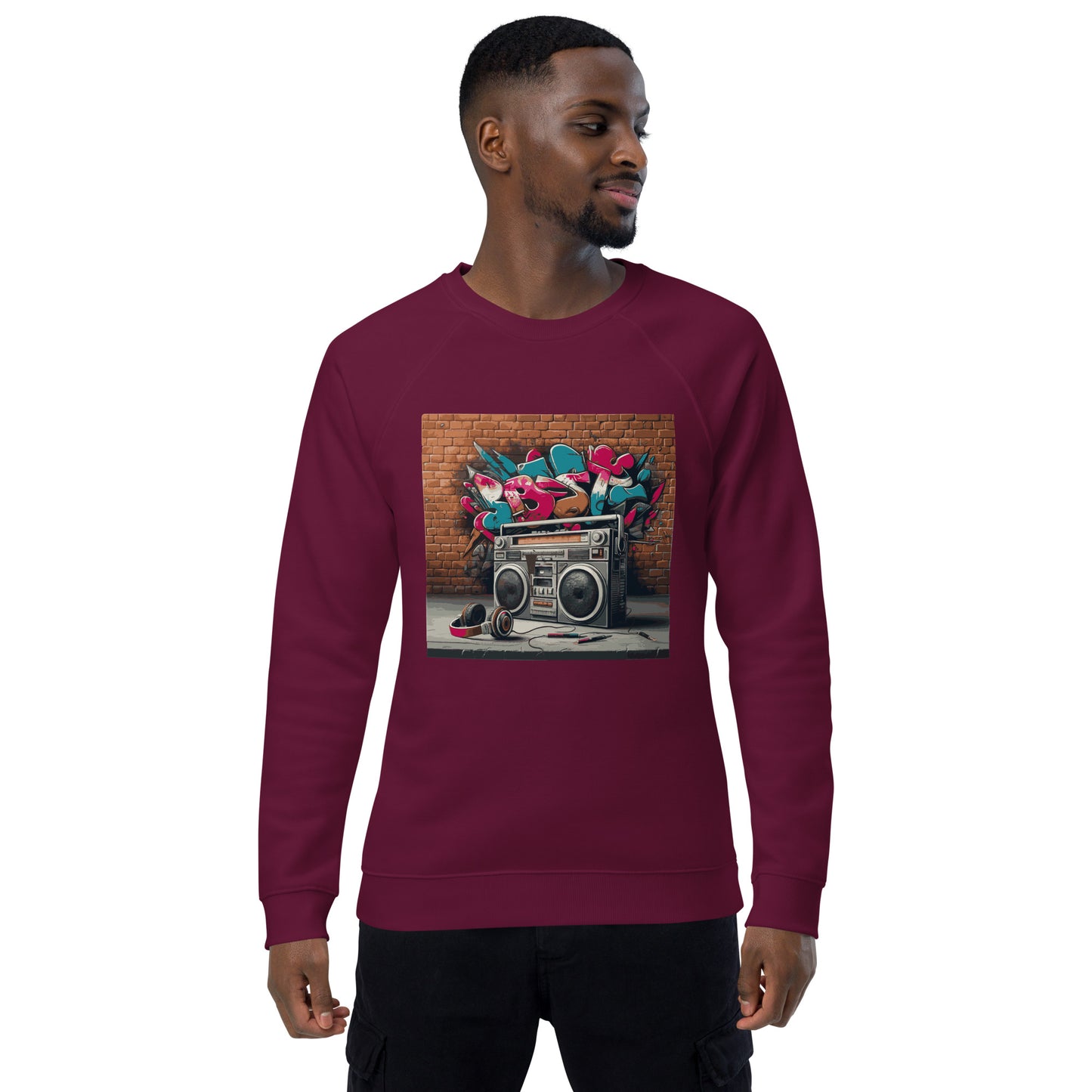 Männliches Model trägt Unisex-Bio-Raglan-Pullover mit Boombox-Design. Burgundy Farbe