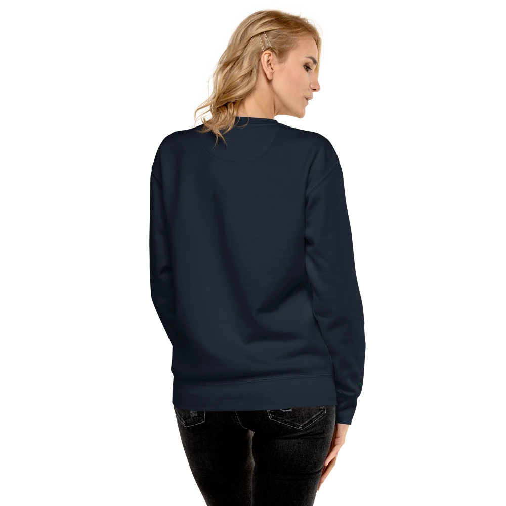 Model trägt einen Premium-Unisex-Pullover in Navy-Blau mit Power of Mind-Design, Rückansicht – stilvoller Komfort für jeden Anlass